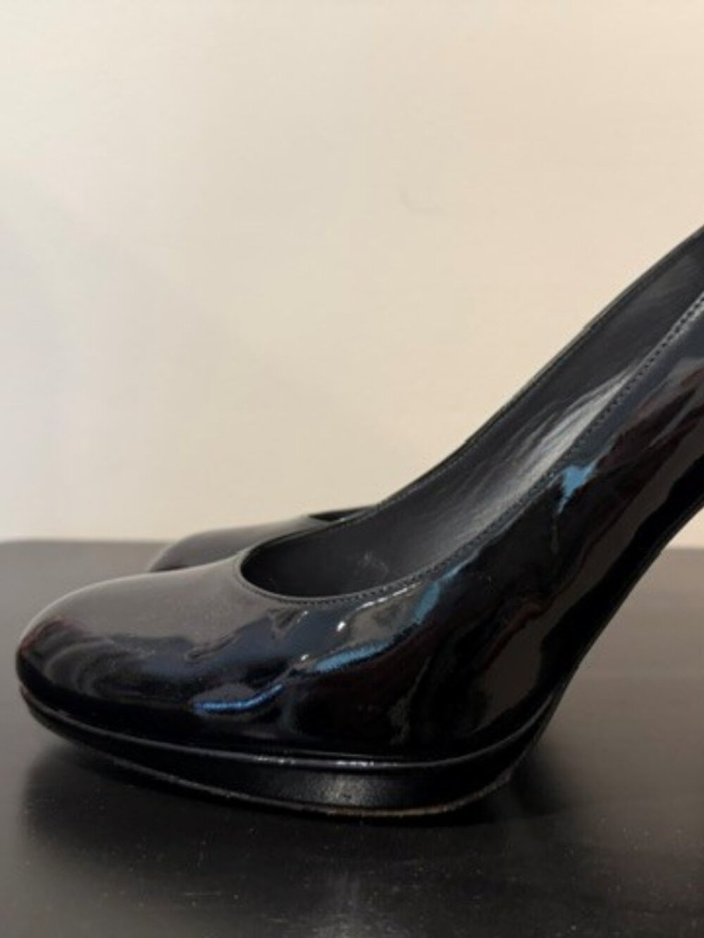 Stuart Weitzman Size 9M Black Patent Round Toe Platform Heel